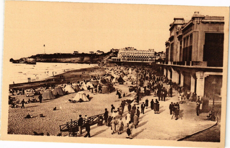 Carte postale ancienne Biarritz - La Plage et le Casino à Biarritz