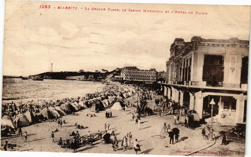 Carte postale ancienne Biarritz - La Grande Plage Le Casino Municipal et l'Hotel du Palais à Biarritz