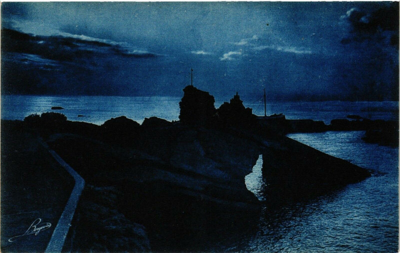 Carte postale ancienne Biarritz - Etude au clair de lune au Rocher de la Vierge à Biarritz