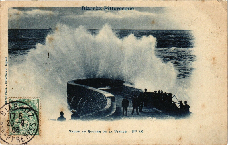 Carte postale ancienne Biarritz - Vague au Rocher de la Vierge à Biarritz