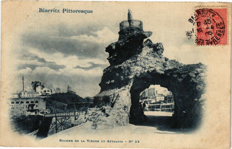 Carte postale ancienne Biarritz - Rocher de la Vierge et Attalaya à Biarritz