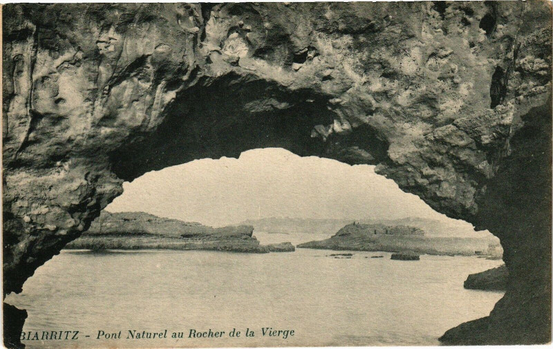 Carte postale ancienne Biarritz - Pont Naturel au Rocher de Vierge à Biarritz