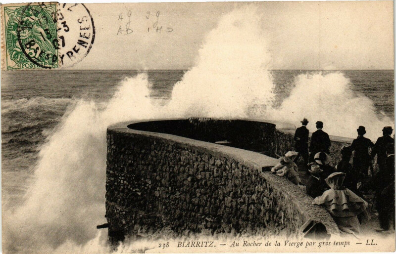 Carte postale ancienne Biarritz - Au Rocher de la Vierge par gros temps à Biarritz