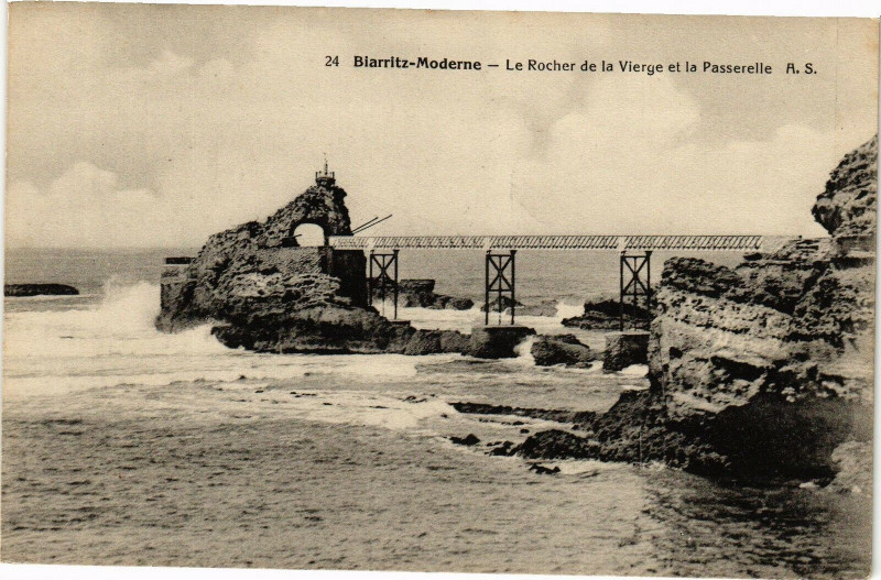 Carte postale ancienne Biarritz-Moderne - Le Rocher de la Vierge et la Passerelle à Biarritz