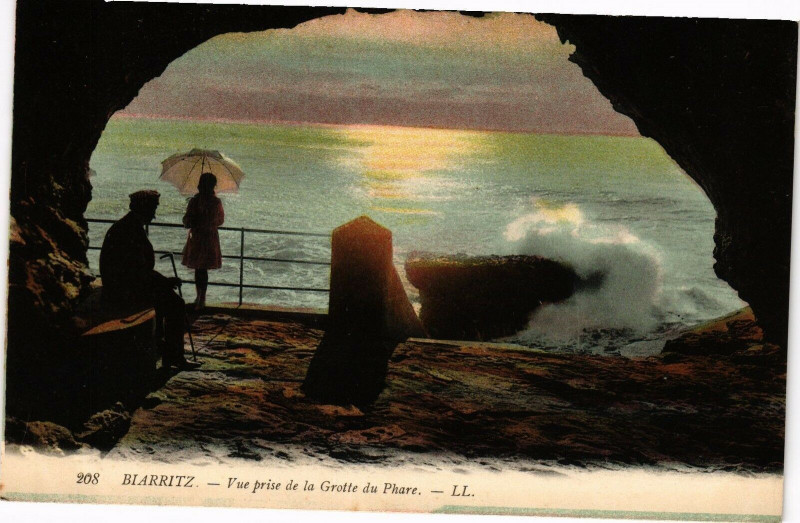 Carte postale ancienne Biarritz - Vue prise de la Grotte du Phare à Biarritz