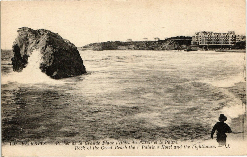 Carte postale ancienne Biarritz - Le Rocher de la Grande Plage l'Hotel et le Phare à Biarritz