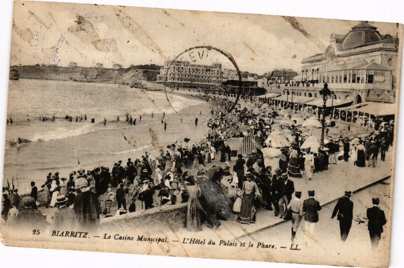 Carte postale ancienne Biarritz - Le Casino Municipal - L'Hotel du Palais et le Phare à Biarritz