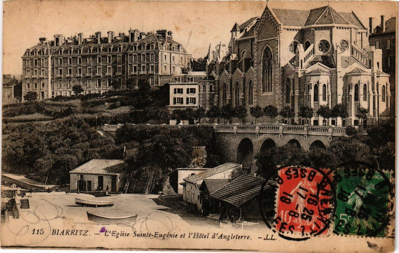 Carte postale ancienne Biarritz - L'Eglise Sainte-Eugene et l'Hotel d'Angleterre à Biarritz