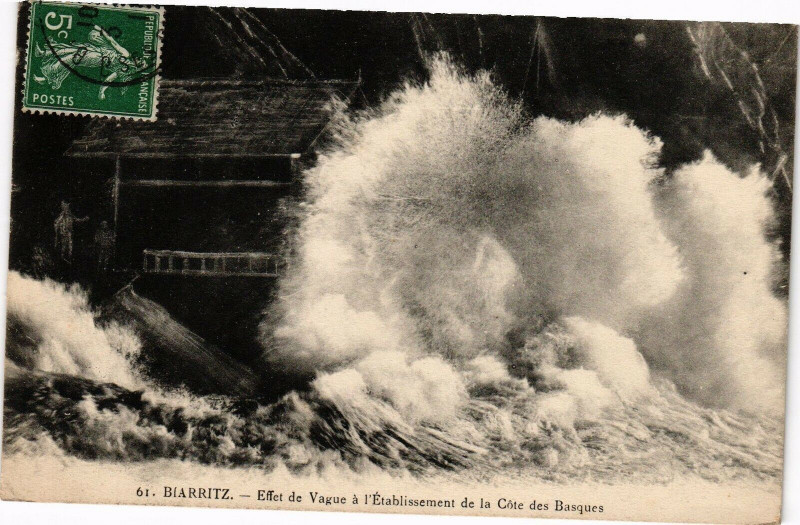 Carte postale ancienne Biarritz - Effet de Vague a l'Etabl. de la Cote des Basques à Biarritz