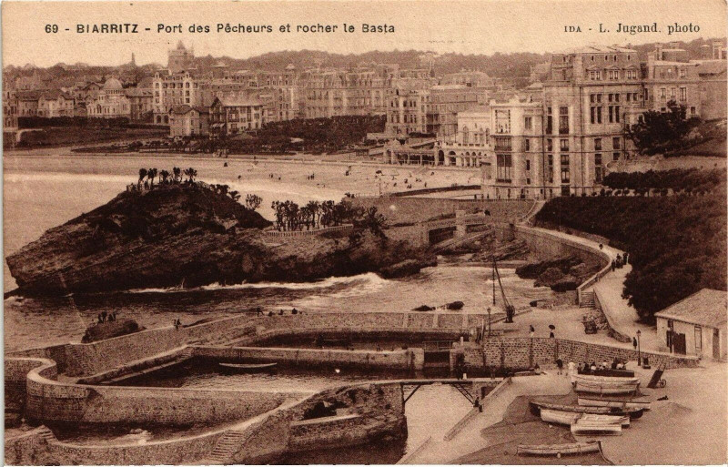 Carte postale ancienne Biarritz - Port des Pecheurs et Rocher le Basta à Biarritz