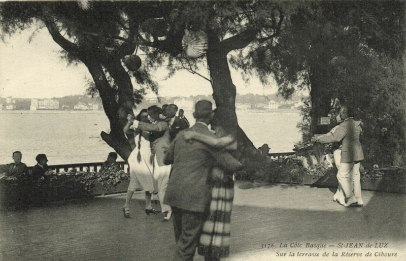 Carte postale ancienne La Cote Basque Saint-Jean-de-Luz sur la Terrasse de la Reserve à Saint-Jean-de-Luz