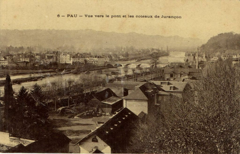 Carte postale ancienne Pau - Vue vers le pont et les coteaux de Jurancon à Pau