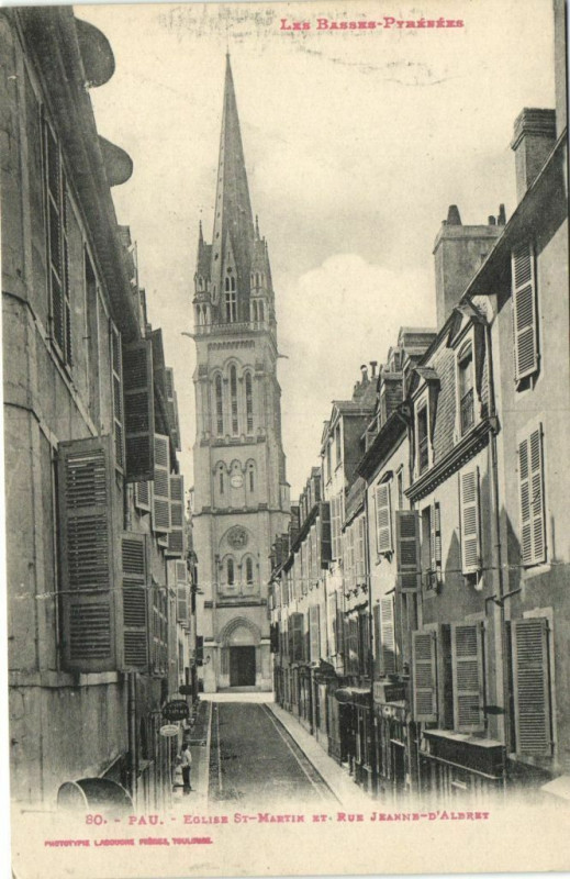 Carte postale ancienne Les Basses - Pyrenées Pau Eglise Saint-Martin et rue Jeanne-d'Albret à Pau