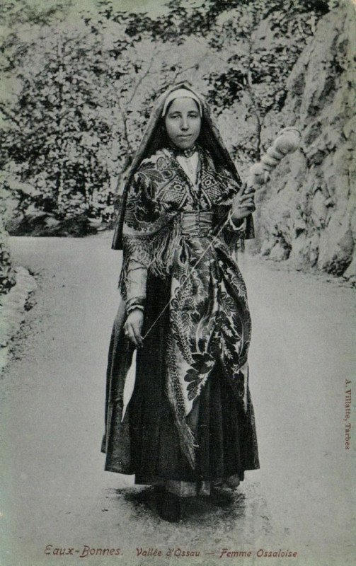 Carte postale ancienne Eaux-Bonnes - Vallée d'Ossau - Femme Ossalaise à Eaux-Bonnes