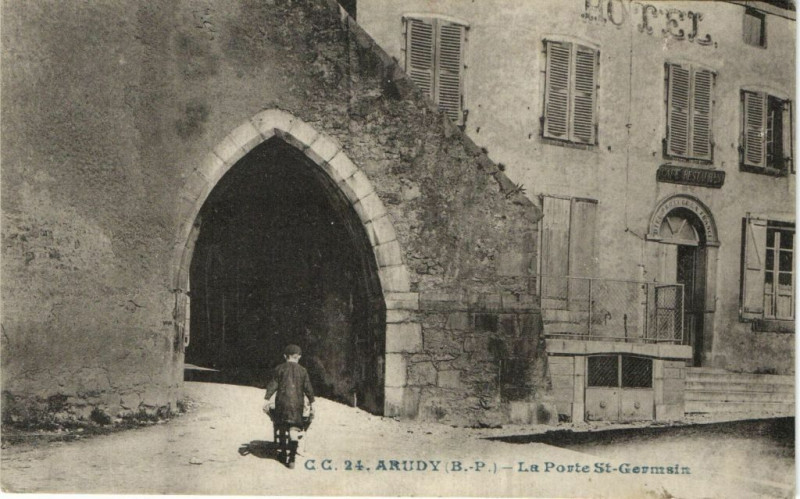 Carte postale ancienne Arudy La Porte Saint-Germain à Arudy