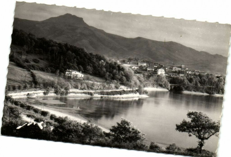 Carte postale ancienne Toute la France Hendaye - Le Pic de la Haya domine la.... à Hendaye