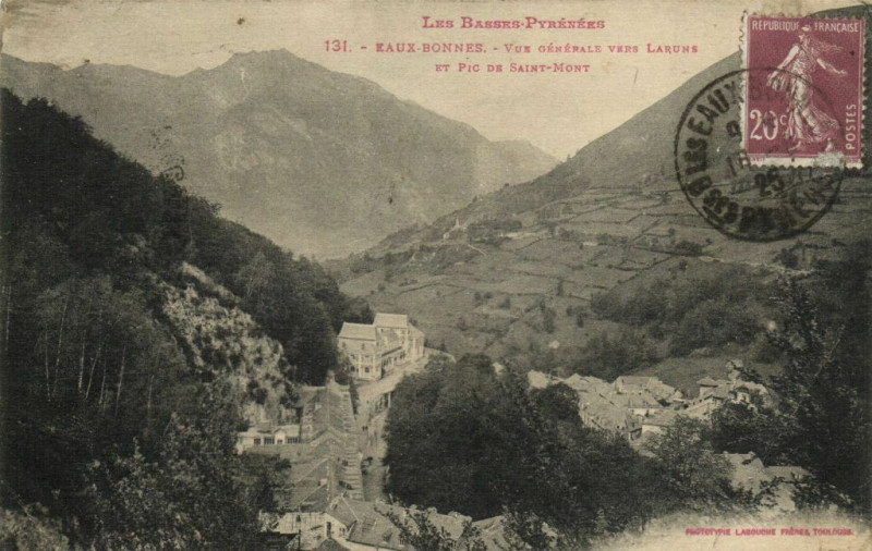Carte postale ancienne Les Basses-Pyrenées Eaux-Bonnes - Vue générale vers Laruns et à Eaux-Bonnes