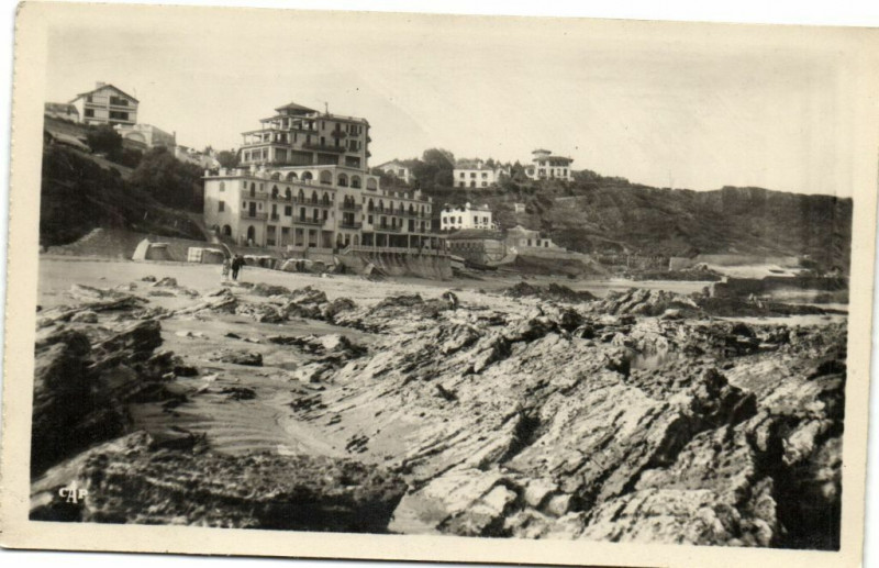 Carte postale ancienne Guethary - Grands Hotels vus de la Place à Guéthary