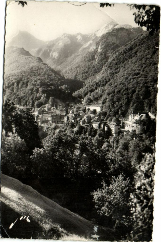 Carte postale ancienne Eaux-Bonnes domine la ville à Eaux-Bonnes