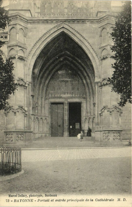 Carte postale ancienne Bayonne - Portail et entrée principale de la Cathedrale à Bayonne