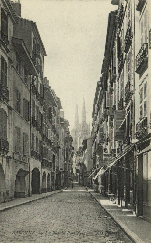 Carte postale ancienne Bayonne - Le rue du Port-Neuf à Bayonne