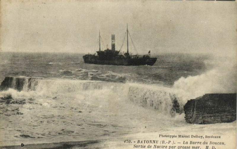 Carte postale ancienne Bayonne - La Barre du Boucau. Sortie de Navire par gr... à Bayonne