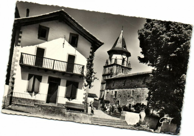 Carte postale ancienne Ainhorn (Basses-Pyrenées) le cimetiere basque et l'Eglise