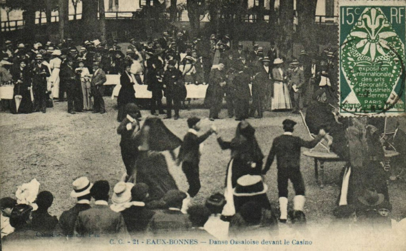 Carte postale ancienne Eaux-Bonnes - Dance Ossaloise devant le Casino à Eaux-Bonnes