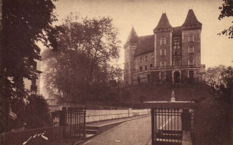 Carte postale ancienne Toute la France Pau Facade Ouest du Chateau Henri Iv. à Pau