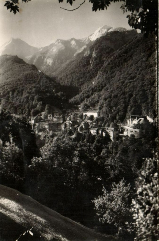 Carte postale ancienne Toute La France - Eaux-Bonnes Le Ger domine la Ville à Eaux-Bonnes