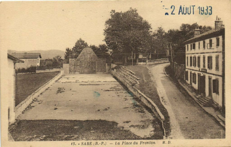 Carte postale ancienne Sare la Place du Fronton à Sare