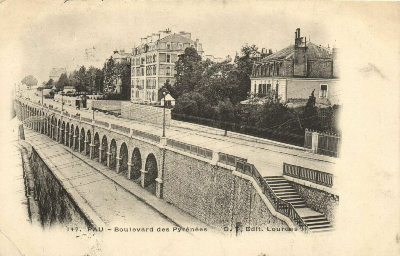 Carte postale ancienne Pau - Boulevard des Pyrenées à Pau