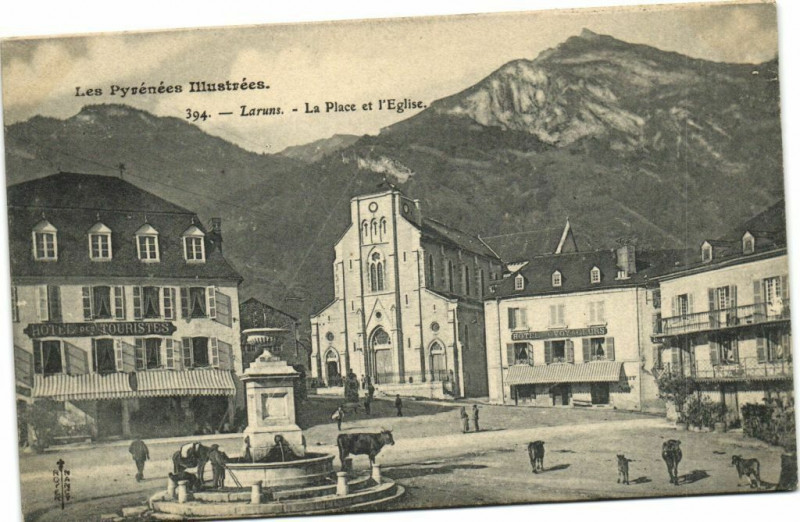 Carte postale ancienne Les Pyrenées Illustrées Laruns - La Place et l'Eglise à Laruns