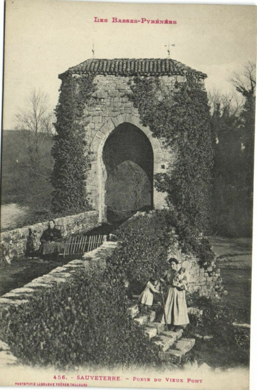 Carte postale ancienne Les Basses-Pyrenées Sauveterre - Porte du vieux Pont