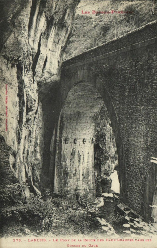 Carte postale ancienne Les Basses - Pyrenées Laruns - Le Pont de la Route des Eaux-... à Laruns