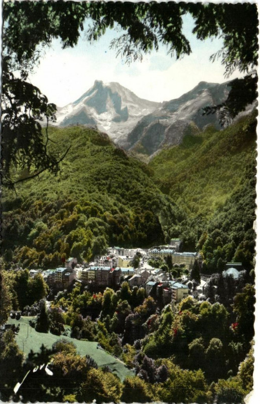 Carte postale ancienne Eaux-Bonnes Vue générale Le massif du Ger à Eaux-Bonnes
