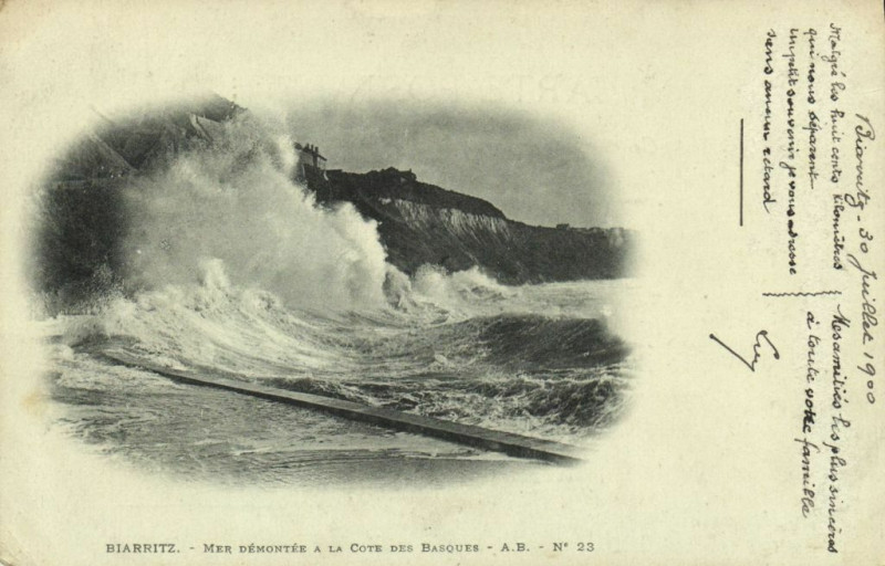 Carte postale ancienne Biarritz - Mer Demontée a la Cote des Basques à Biarritz