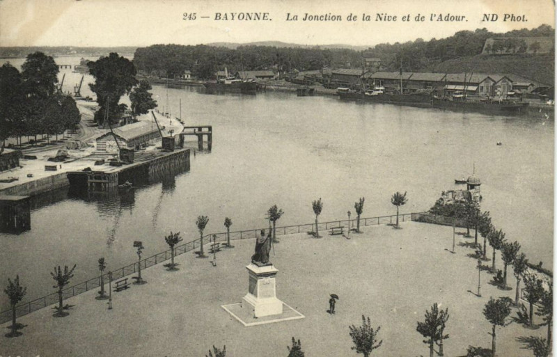 Carte postale ancienne Bayonne - La Jonction de la Nive et de l'Adour à Bayonne