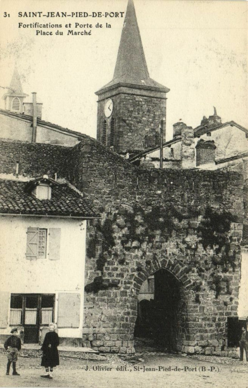 Carte postale ancienne Saint-Jean-Pied-de-Port Fortifications et Porte de la Place du à Saint-Jean-Pied-de-Port