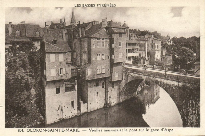 Carte postale ancienne Les Basses Pyrenées Oloron-Sainte-Marie Vieilles maisons et le... à Oloron-Sainte-Marie