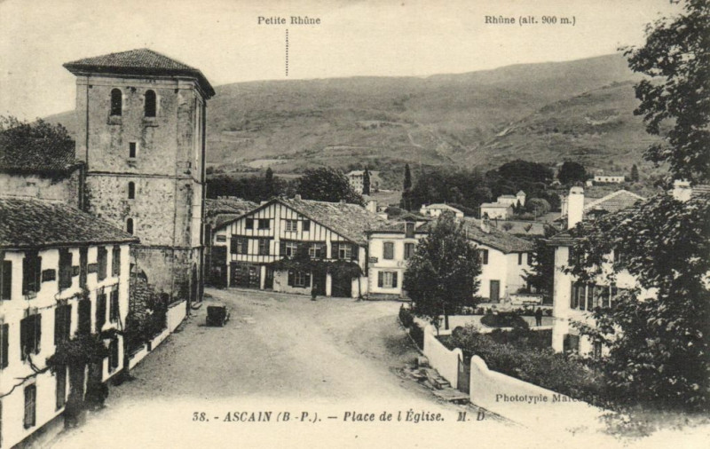 Carte postale ancienne Ascain - Place de l'Eglise à Ascain
