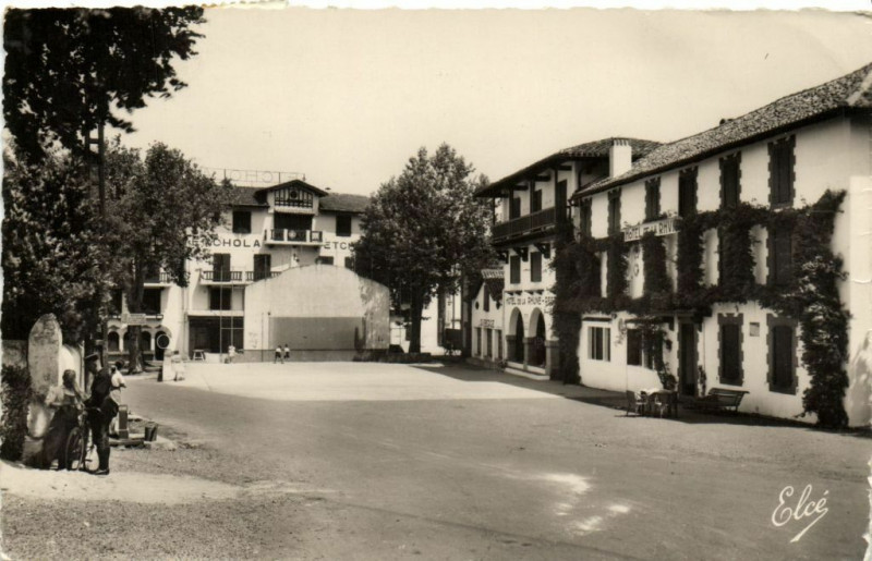 Carte postale ancienne Pays Basque - Ascain Le Fronton et l'Hotel de la Rhone ou Pierre... à Ascain