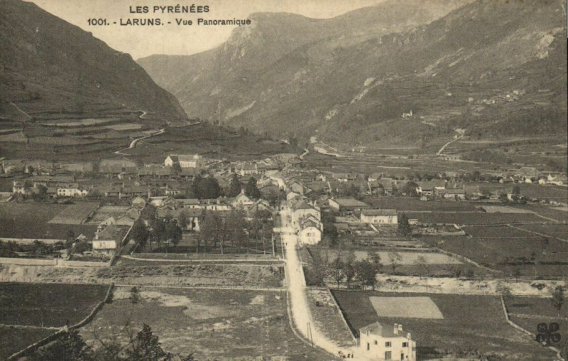 Carte postale ancienne Les Pyrenées Laruns Vue Panoramique à Laruns
