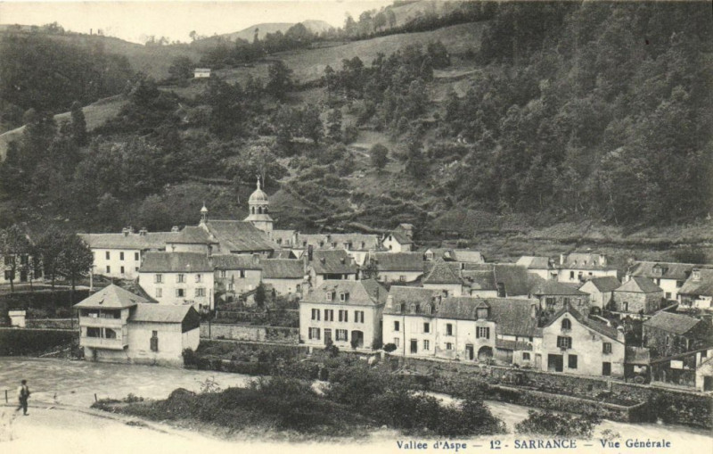 Carte postale ancienne Vallée d'Aspe - Sarrance - Vue générale à Sarrance