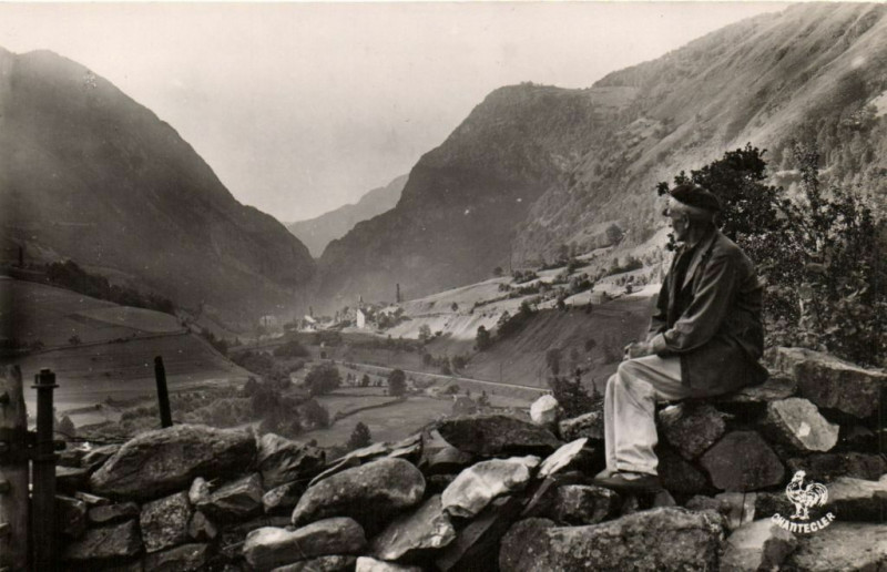 Carte postale ancienne Urdos Vue sur le Village - Un Patre au repos à Urdos