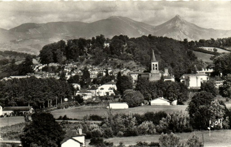 Carte postale ancienne Saint-Jean-Pied de Port Vue générale a droite le Pic à Saint-Jean-Pied-de-Port