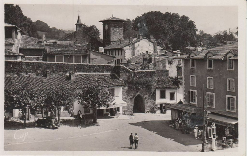 Carte postale ancienne Saint-Jean-Pied-de-Port Un coin des Remparts vue vers l'Eglise à Saint-Jean-Pied-de-Port