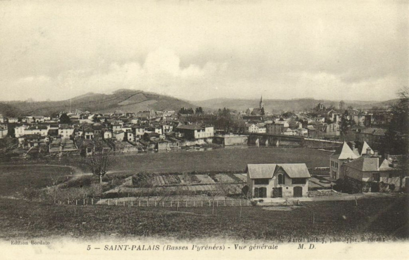 Carte postale ancienne Saint-Palais (Basses-Pyrenées) Vue générale à Saint-Palais