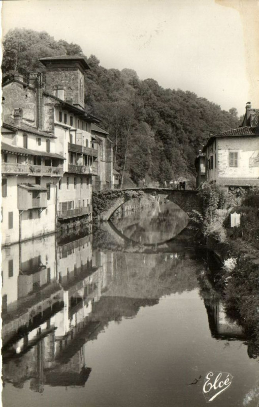 Carte postale ancienne Pays Basque Saint-Jean-Pied-de-Port Vue sur la Nive et l'Eglise à Saint-Jean-Pied-de-Port