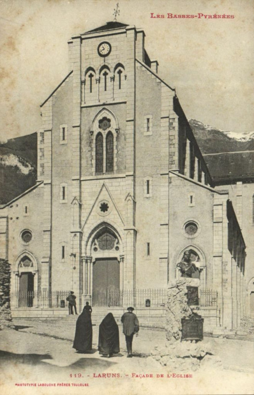 Carte postale ancienne Les Basses-Pyrenées - Laruns - Facade du L'Eglise à Laruns